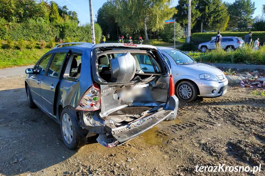 Kolizja w Łężanach, rozbity jeep i peugeot