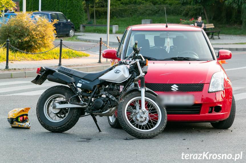 Zderzenie motocykla i samochodu osobowego na skrzyżowaniu