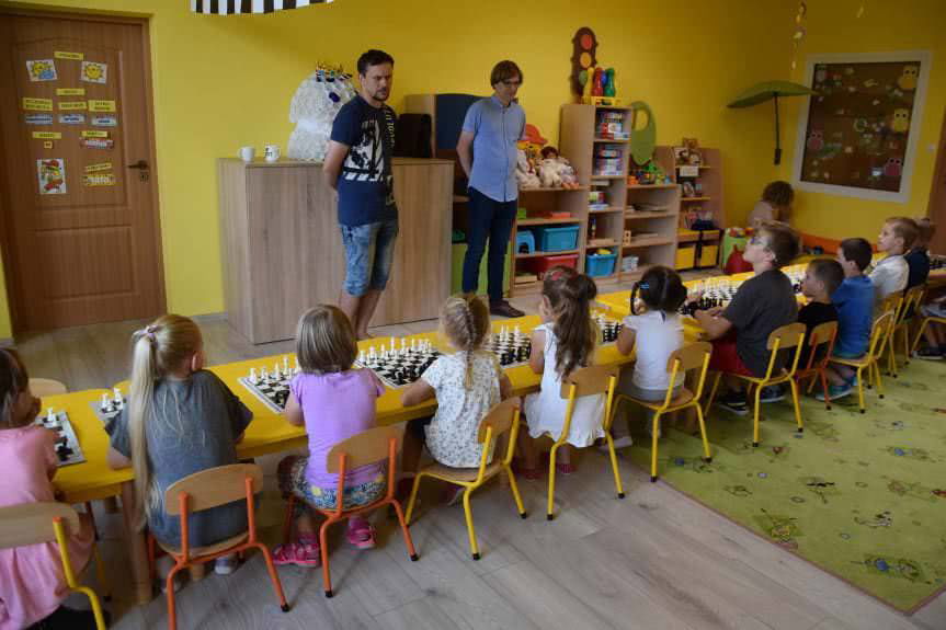Przedszkolaki grały w szachy z Mistrzem Szachowym Maciejem Koziejem