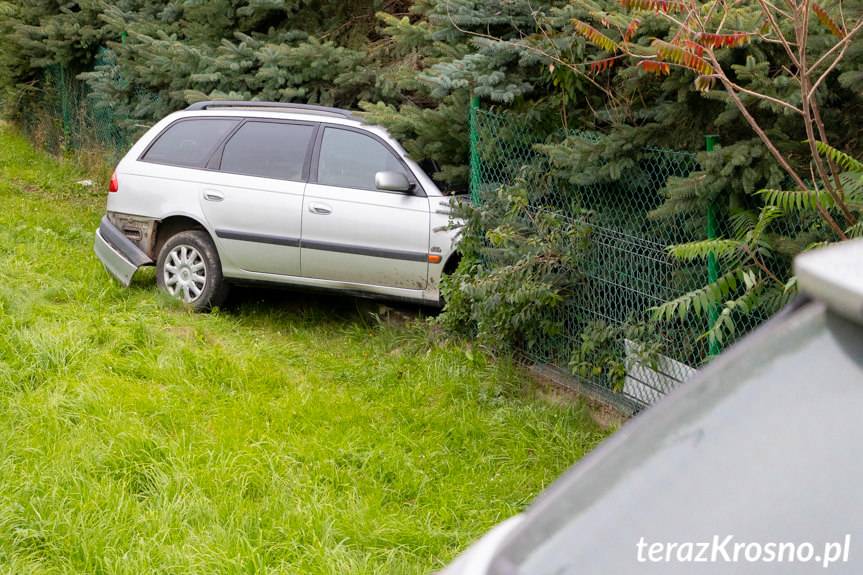 Zasnął za kierownicą, uderzył w ogrodzenie