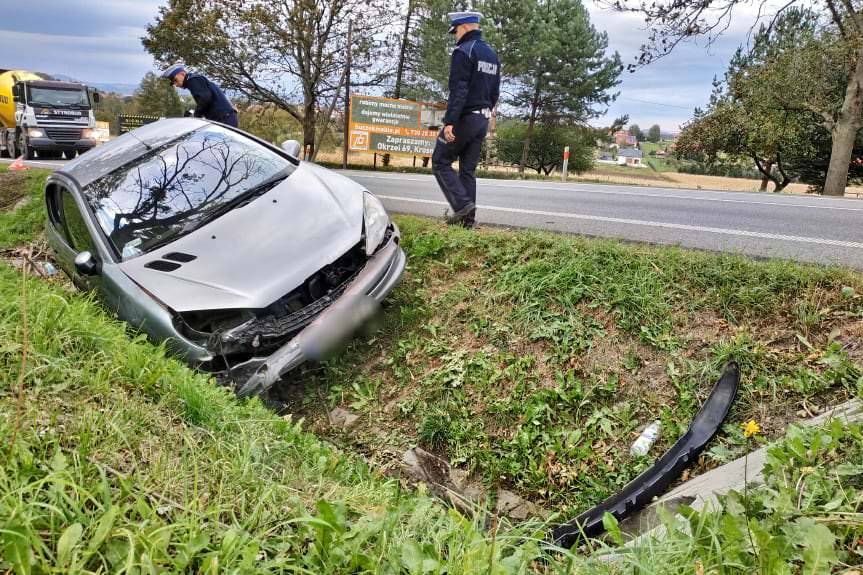 Zjechał z jezdni i wjechał do rowu