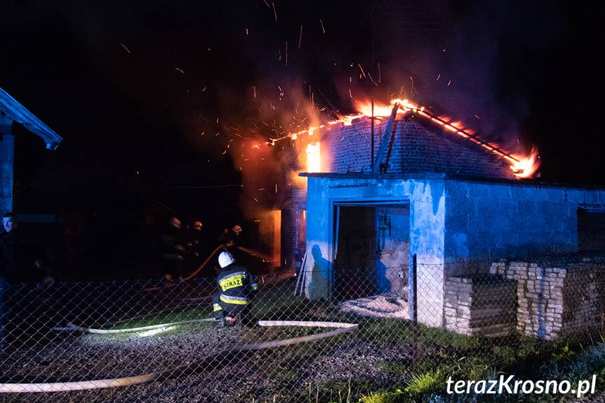 Żarnowiec. Pożar budynku gospodarczego