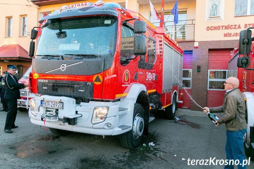 Strażacy hucznie powitali nowy samochód