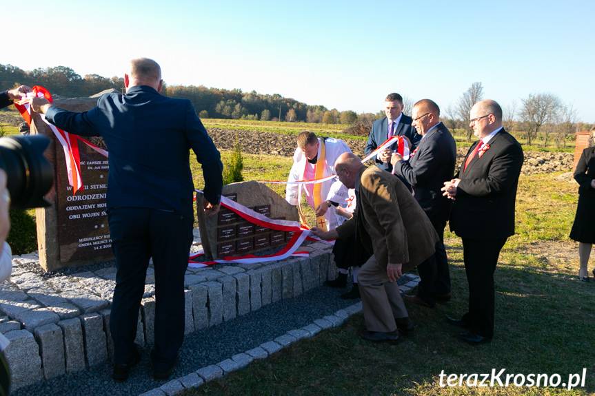 Niżna Łąka. Odsłonięto pomnik upamiętniający ofiary wojen światowych