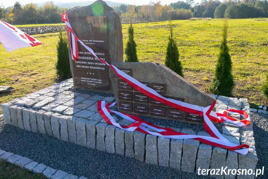 Niżna Łąka. Odsłonięto pomnik upamiętniający ofiary wojen światowych