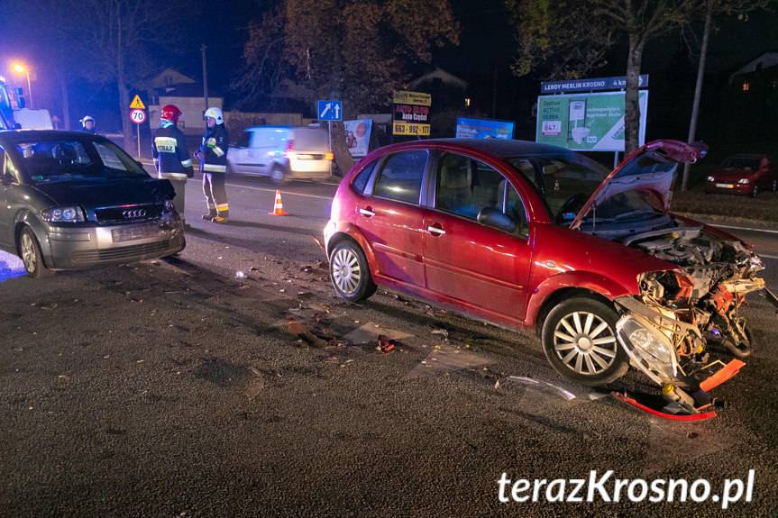 Zderzenie dwóch samochodów pod OBI