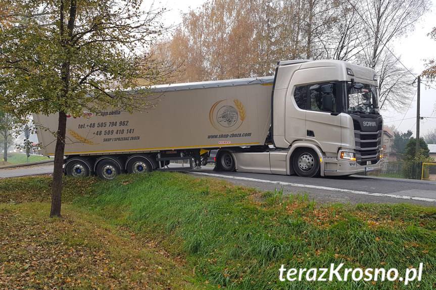 Ciężarówka zjechała z jezdni, utrudnienia w Jaszczwi
