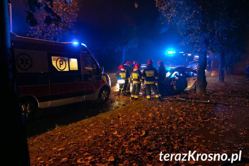 Wypadek na ul. Tysiąclecia. Samochód uderzył w drzewa