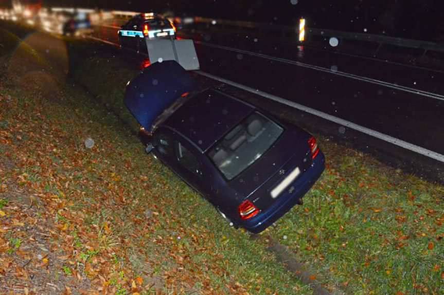 Wjechała do rowu, dwie osoby trafiły do szpitala