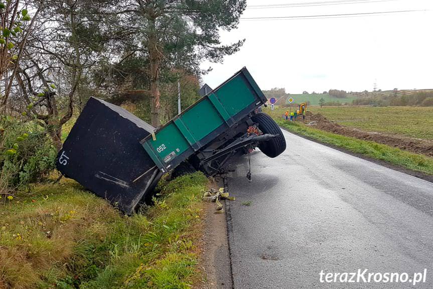 Przyczepa zsunęła się z drogi do rowu