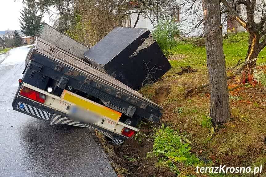 Przyczepa zsunęła się z drogi do rowu