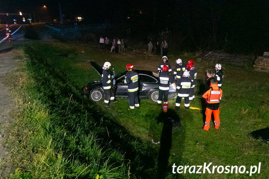 Dachowało BMW. Pasażerowie i kierowca uciekli