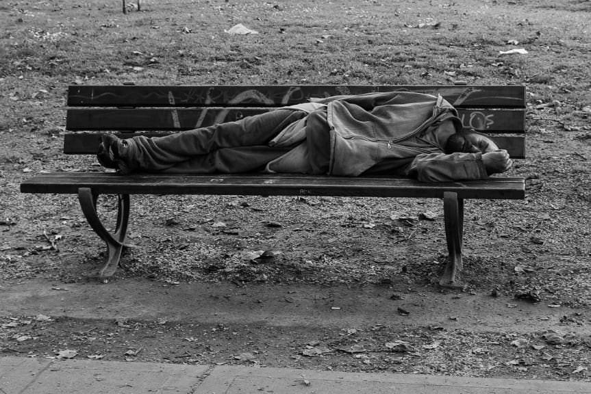 Policjanci uratowali mężczyznę, groziło mu wychłodzenie