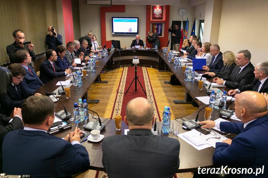 Pierwsza sesja Rady Powiatu Krośnieńskiego. Ślubowanie i wybory władz