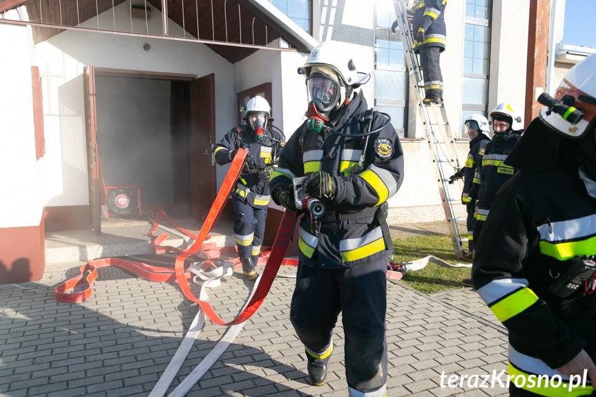 Pożar kościoła w Łękach Strzyżowskich. Ćwiczenia zgrywające OSP