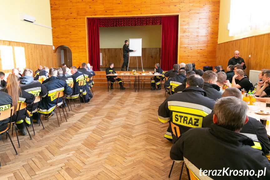 Pożar kościoła w Łękach Strzyżowskich. Ćwiczenia zgrywające OSP