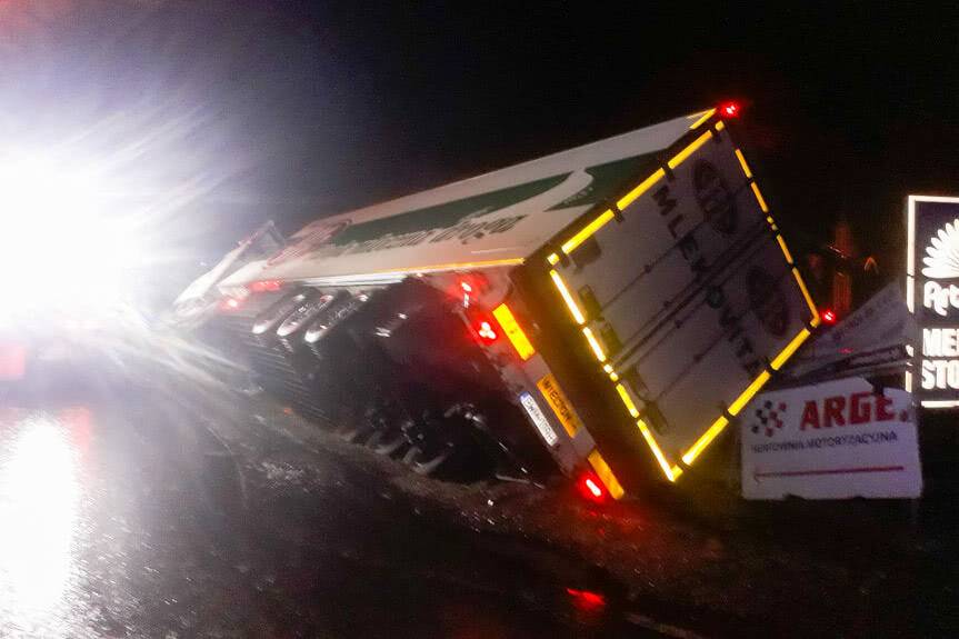 Tir wpadł do rowu