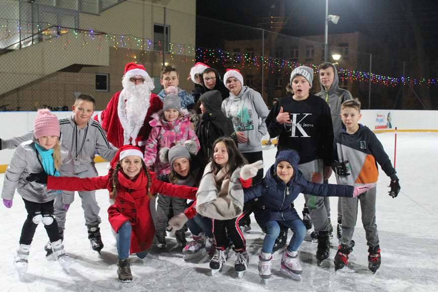 Mikołaj na łyżwach odwiedził dzieci