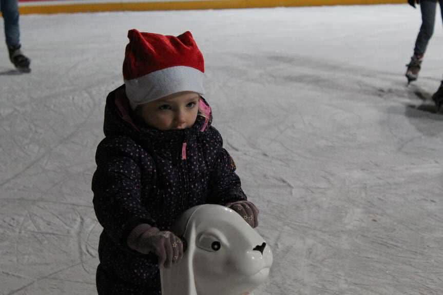 Mikołaj na łyżwach odwiedził dzieci