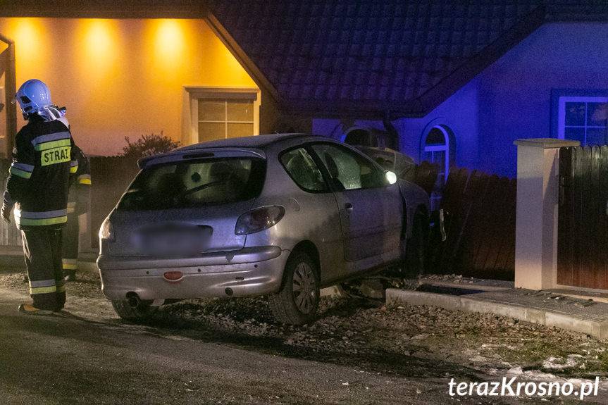 Wjechali peugeotem w ogrodzenie