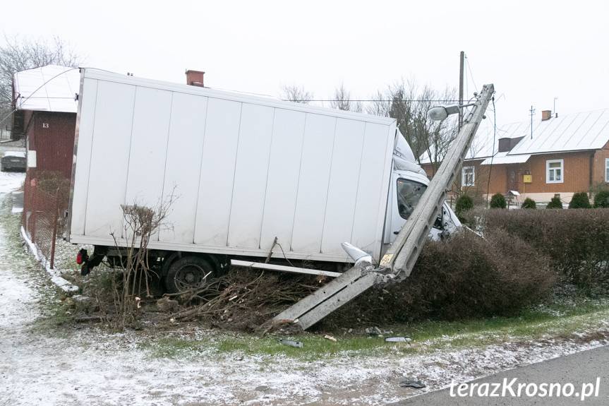 Dostawczym autem "ściął" słup