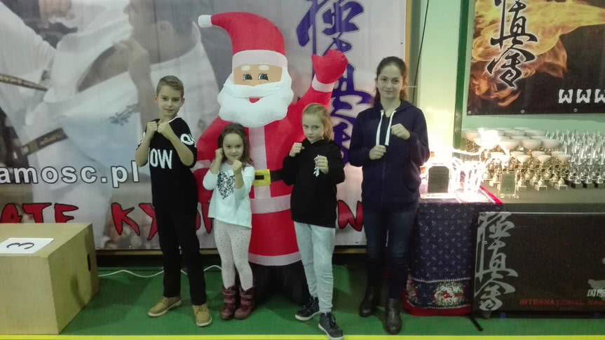 Siedem pucharów podczas Mikołajkowego Turnieju 