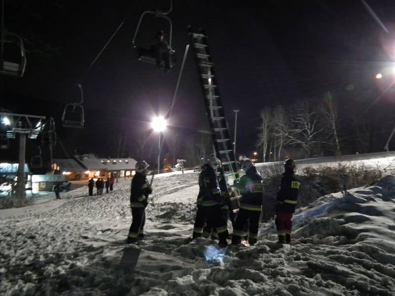 Strażacy ćwiczyli na wyciągu narciarskim w Puławach 