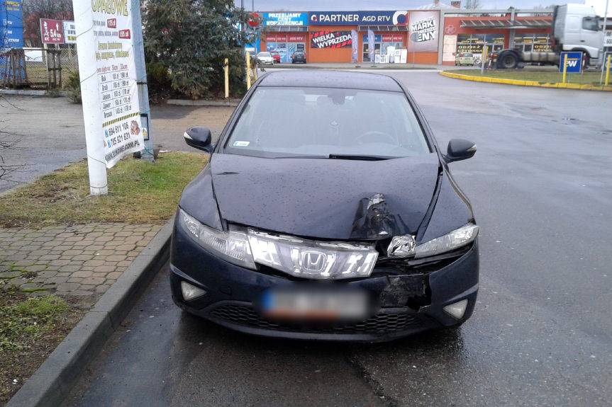 Uniknął zderzenia ale wjechał w latarnię