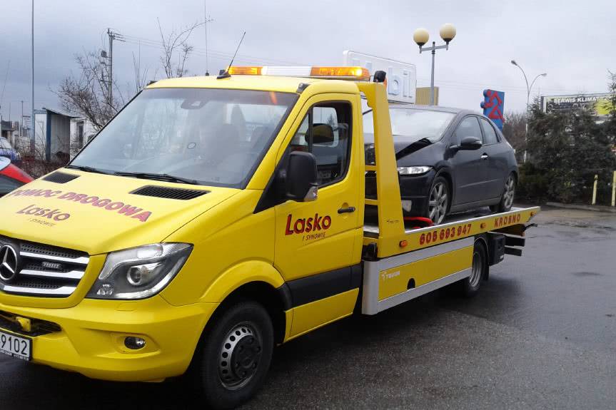 Uniknął zderzenia ale wjechał w latarnię