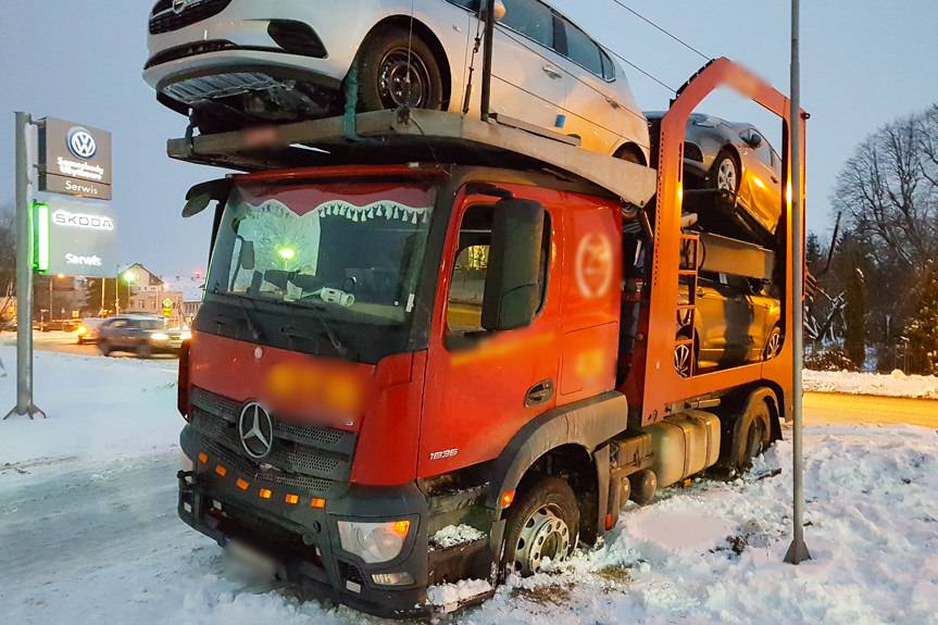Ugrzązł autotransporterem
