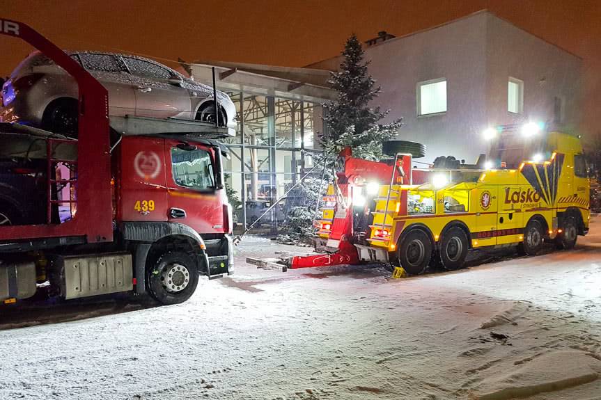 Ugrzązł autotransporterem