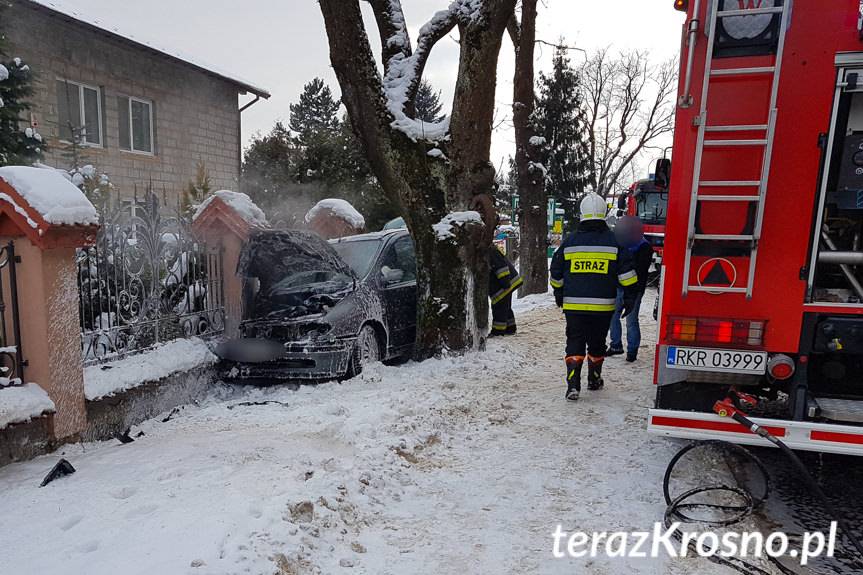 Samochód osobowy uderzył w ogrodzenie i zapalił się
