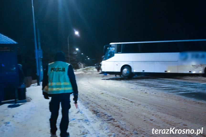 Autobus zsunął się do rowu