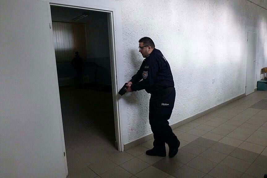 Uczyli się, jak używać paralizatora