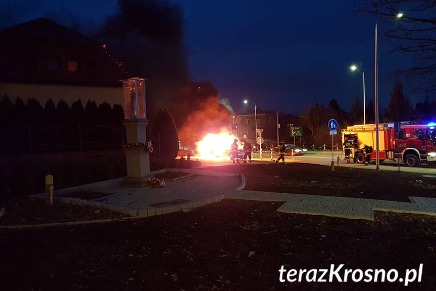 Na Guzikówce spłonęło renault