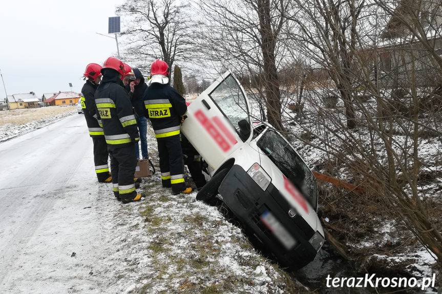 Wypadek w Iwoniczu, wjechała fiatem do rowu