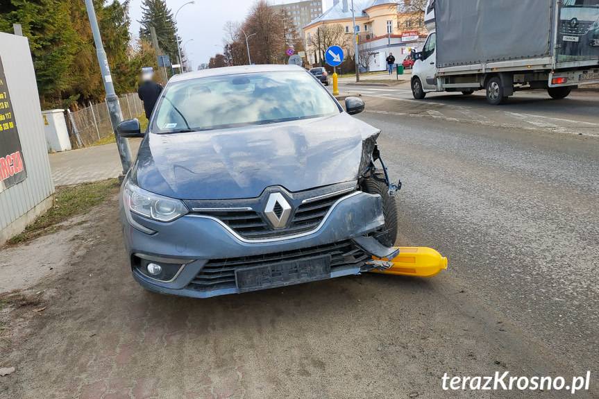 Źle się poczuł. Wjechał na wysepkę, uderzył w znaki