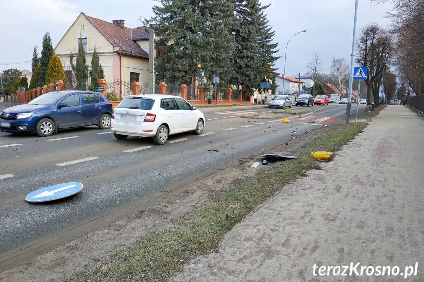 Źle się poczuł. Wjechał na wysepkę, uderzył w znaki