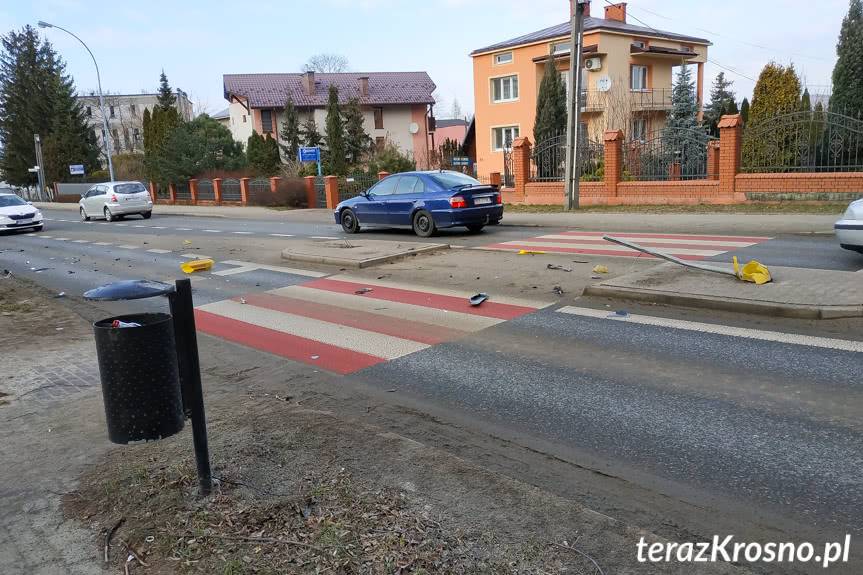Źle się poczuł. Wjechał na wysepkę, uderzył w znaki
