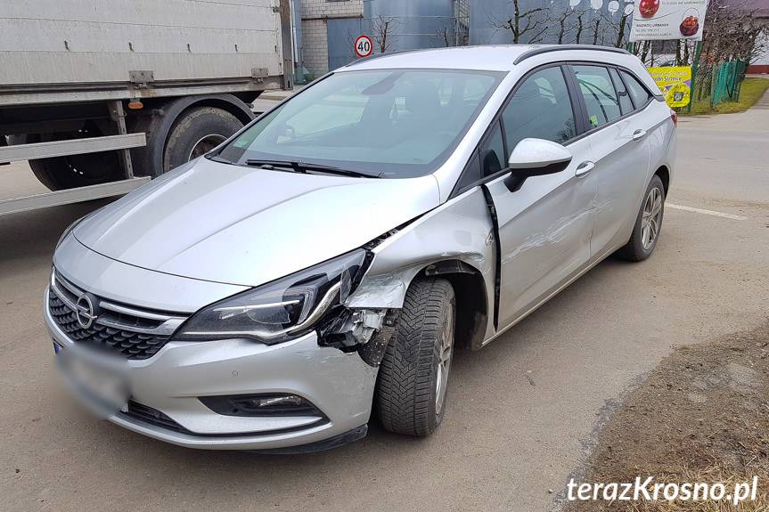 Zderzenie audi i opla w Korczynie