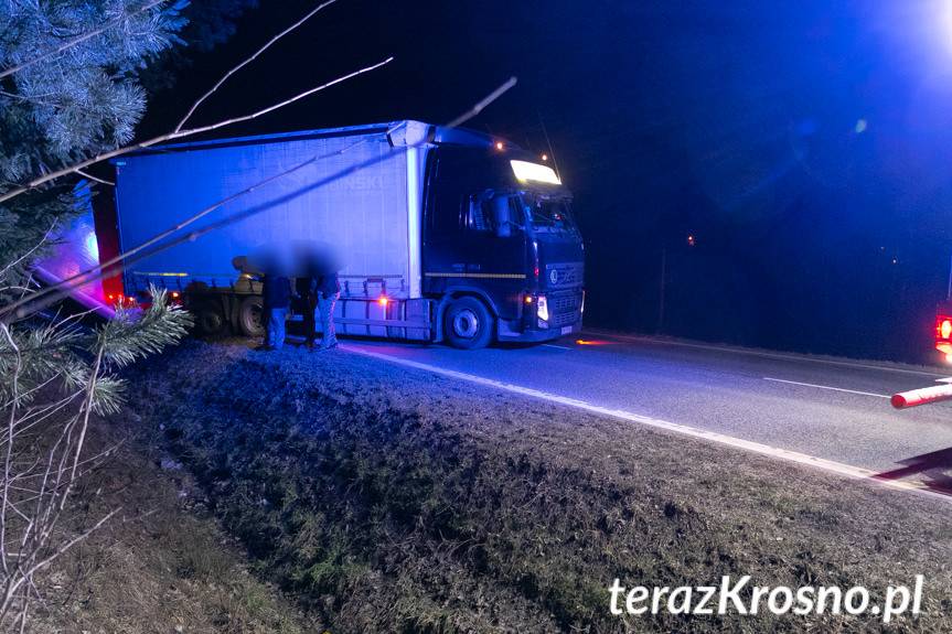 Podkarpacie. Łężyny. Wjechał ciężarówką do rowu