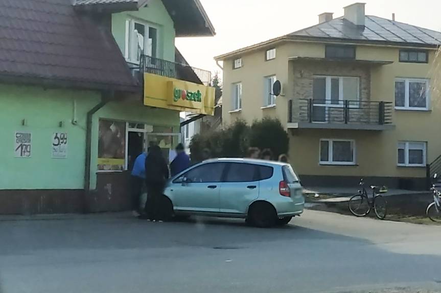 Uderzył w ścianę sklepu