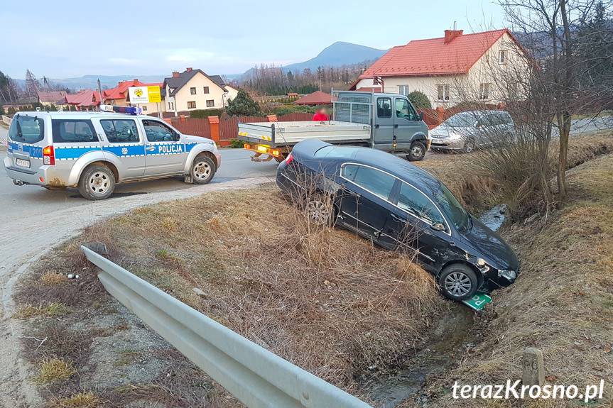 Volkswagen wpadł do rowu po zderzeniu z ciężarowym renault