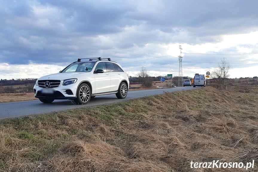 Drabina uderzyła w szybę samochodu