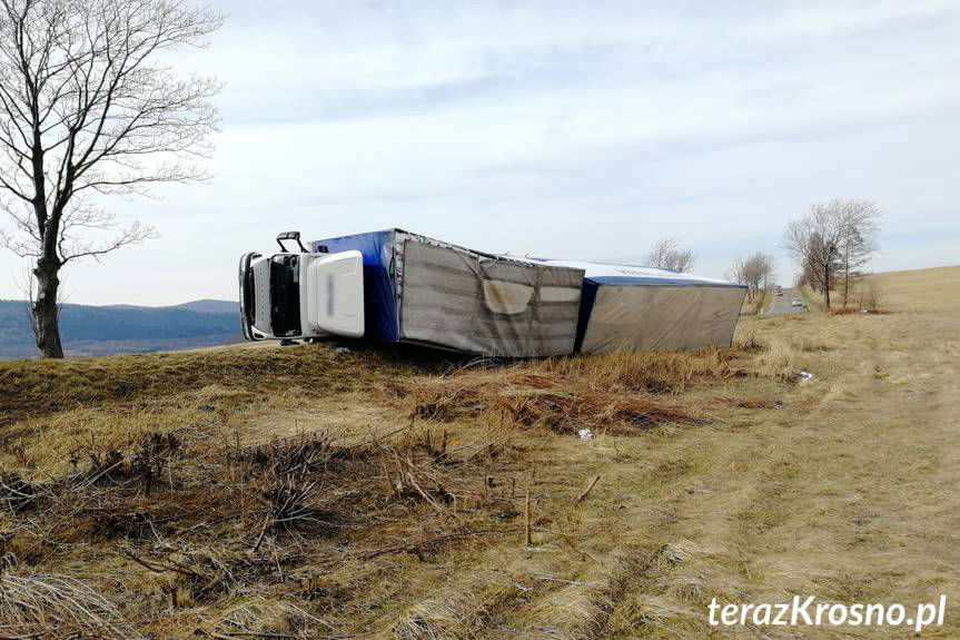 Silny wiatr przewrócił ciężarówkę