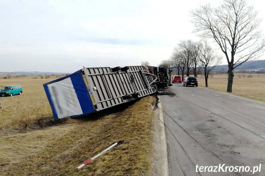 Silny wiatr przewrócił ciężarówkę