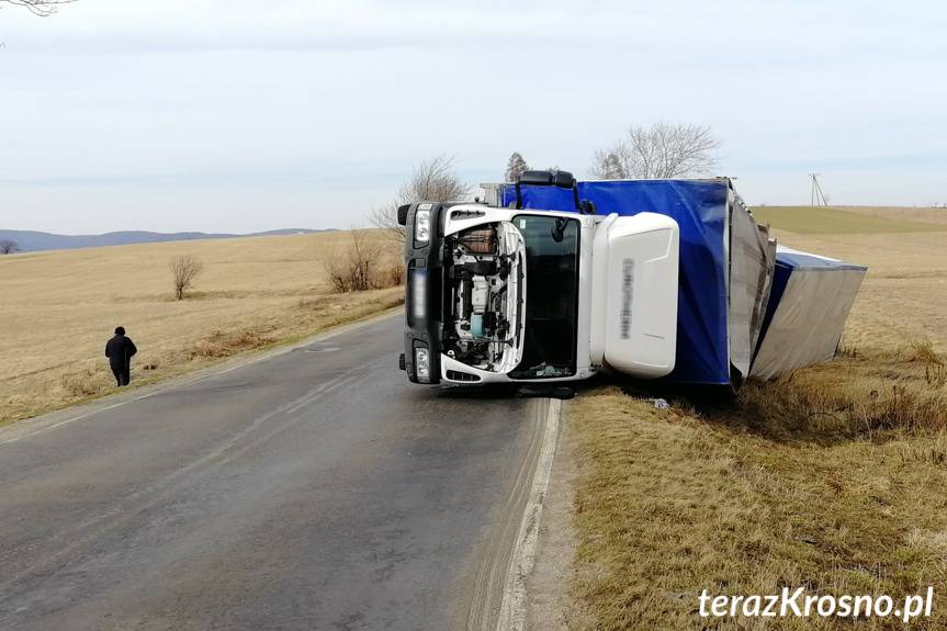 Silny wiatr przewrócił ciężarówkę