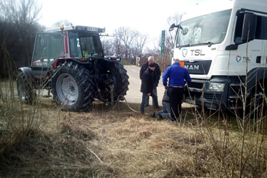 Utknął na wąskiej drodze, tak poprowadziła go nawigacja