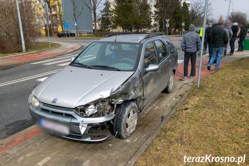Kolizja dwóch samochodów na rondzie w Krośnie