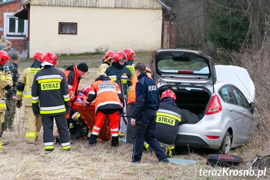 Zręcin. Zasnął za kierownicą i zjechał z drogi